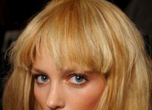 What hair color is coming to blue eyes: the natural beauty of the image