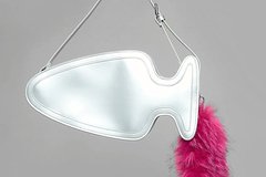 Популярный бренд выпустил сумку в виде анальной пробки за 11 тысяч рублей