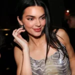 Образ дня: Кендалл Дженнер блистает на миланской Неделе моды в золоте и серебре