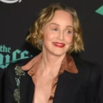 Образ дня: 67-летняя Шэрон Стоун в шелковой блузке с открытым декольте