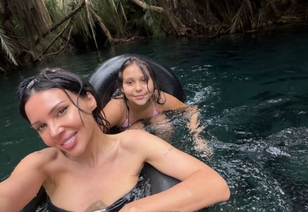 Оксана Самойлова в бикини в Африке семьей: «Не верю, что это реальность» (видео)