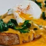 Яйца пашот со шпинатом и соусом