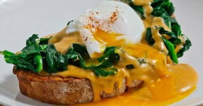 Яйца пашот со шпинатом и соусом