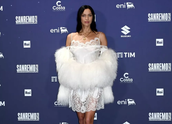 Образ дня: Ирина Шейк в белоснежных кружевах на музыкальном фестивале в Сан-Ремо