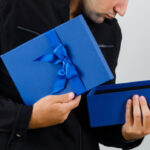 Гаджет для головы, аромат Дукати и барбершоп на дому: идеи впечатляющих подарков на 23 февраля