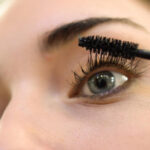 Болят глаза от туши: как найти безопасную формулу для чувствительных глаз?