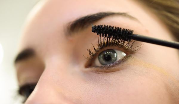 Болят глаза от туши: как найти безопасную формулу для чувствительных глаз?