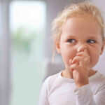 Ребенок ест козявки: вредная привычка или инстинкт?