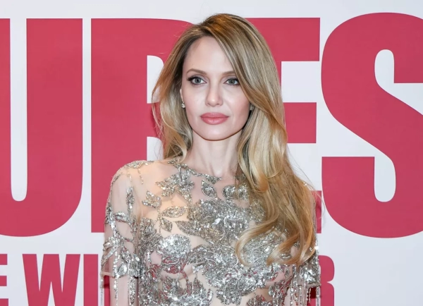 Образ дня: Анджелина Джоли в “голом” платье из блесток