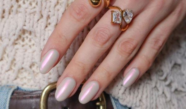Облачный, розовый, сливочный: весенняя палитра маникюра, которую захочется повторить