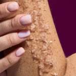 Солевой VS сахарный скраб для тела: какая разница?