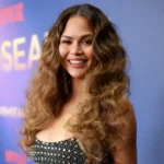 Крисси Тейген появилась на ковровой дорожке в «голом» платье-кольчуге