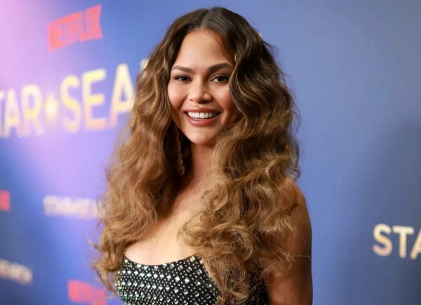 Крисси Тейген появилась на ковровой дорожке в «голом» платье-кольчуге