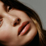 Сияние, румянец, блеск: разбираем дневной образ Хейли Бибер и повторяем за ней