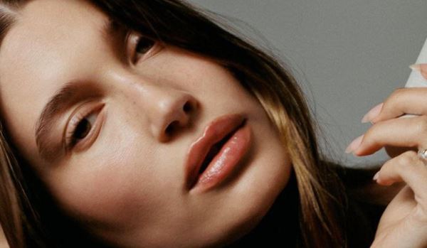 Сияние, румянец, блеск: разбираем дневной образ Хейли Бибер и повторяем за ней