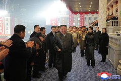 Ким Чен Ын с дочерью в парных образах посетили военный парад