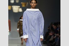 Носить рубашки задом наперед стало трендом