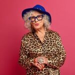 Стилистка назвала визуально старящие вещи в женском гардеробе