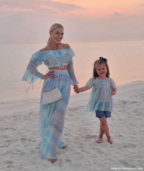 Певица Пелагея вышла в свет со своей дочерью, которой палец в рот не клади (видео)