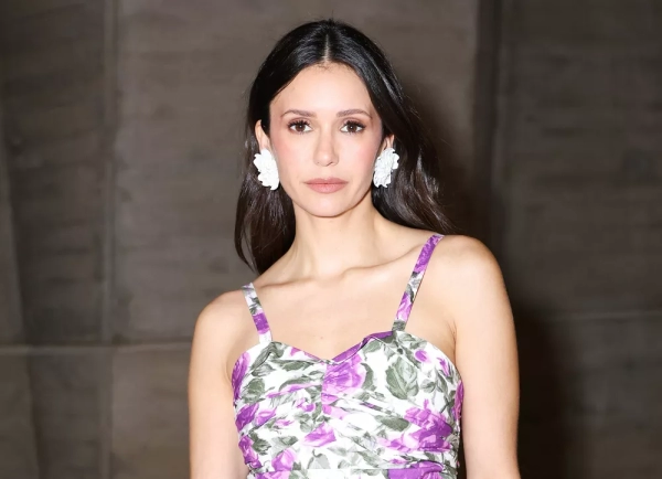 Образ дня: звезда «Дневников вампира» Нина Добрев в цветочном наряде на показе Chloé