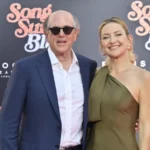 Кейт Хадсон в оливковом платье посетила киномероприятие