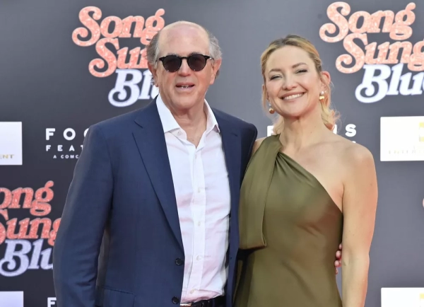 Кейт Хадсон в оливковом платье посетила киномероприятие