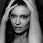 Кайли Дженнер радикально преобразилась, осветлив брови для съемки в глянце