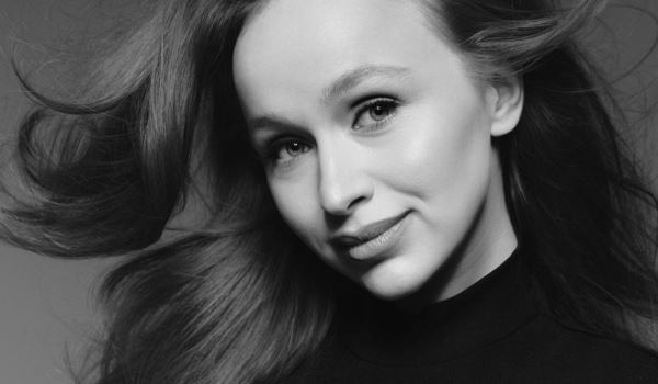 Косметичка звезды: любимые средства актрисы и блогера Александры Лукьяновой