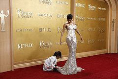 Самая сексуальная женщина в мире посетила премию в платье с иллюзией голого тела