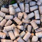 Зачем собирать винные пробки: неожиданная польза для сада и дачи