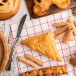 Быстро, легко, сытно: 5 рецептов из слоеного теста, которые выручат всегда