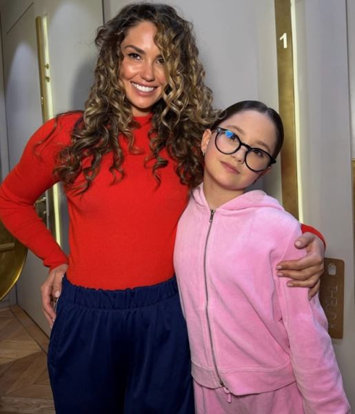 Агата Муцениеце с дочерью - фото соцсети