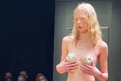 Модель прикрыла голую грудь посудой на показе