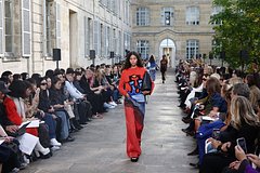 Популярные в 70-х брюки вернулись в моду