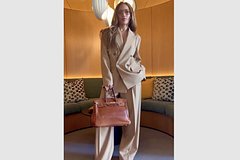 Дженнифер Лопес в откровенном образе снялась с сумкой за 6,3 миллиона рублей