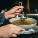 «Пустой» вкус: три приема, которые делают бульон насыщенным