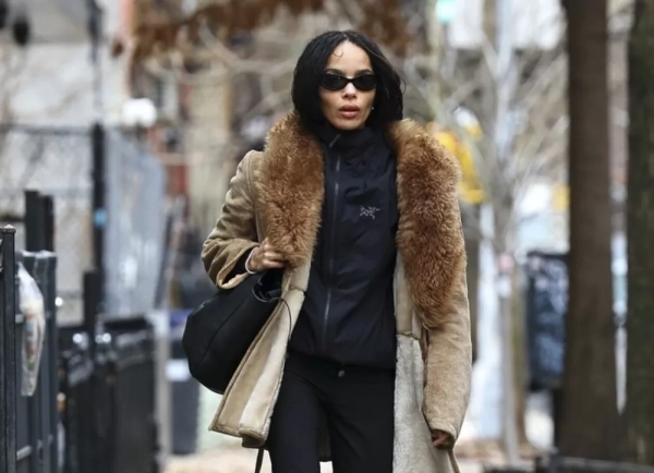 Зои Кравиц показала, как носить дубленку с ветровкой