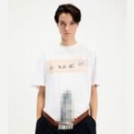 Jean Paul Gaultier выпустил футболку с торчащими из штанов мужскими гениталиями