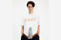 Jean Paul Gaultier выпустил футболку с торчащими из штанов мужскими гениталиями