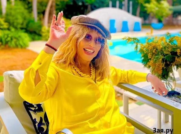 Алла Пугачева с тростью встретила своего мужа на Кипре