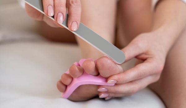 Почему пленки лучше гель-лака для педикюра: 5 весомых причин