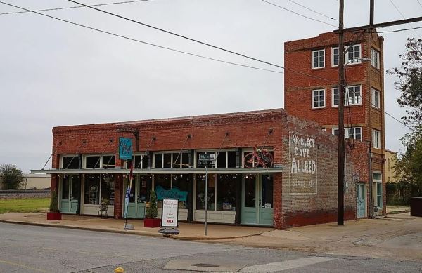 Самый маленький небоскреб в мире размером с пятиэтажку: история гениальной аферы