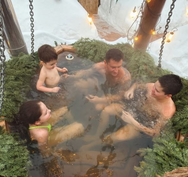 Павел Прилучный с семьей в бане - фото соцсети