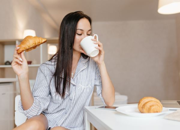 Кофе, булочка и… спать: что не так с вашим завтраком