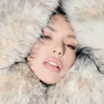 Весна пришла: Ольга Серябкина позирует в бикини на фоне сугробов