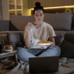 Психология переедания в холода: почему нас тянет на жирное и как с этим договориться