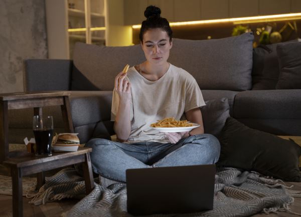 Психология переедания в холода: почему нас тянет на жирное и как с этим договориться