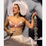 Популярная испанская певица выступила на сцене в нижнем белье российского бренда