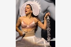 Популярная испанская певица выступила на сцене в нижнем белье российского бренда