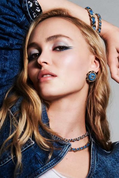 Chanel и Лили-Роуз Депп представили коллекцию косметики